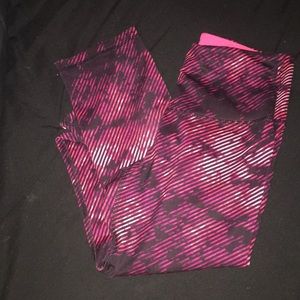 Cropped Old navy active leggings. Red